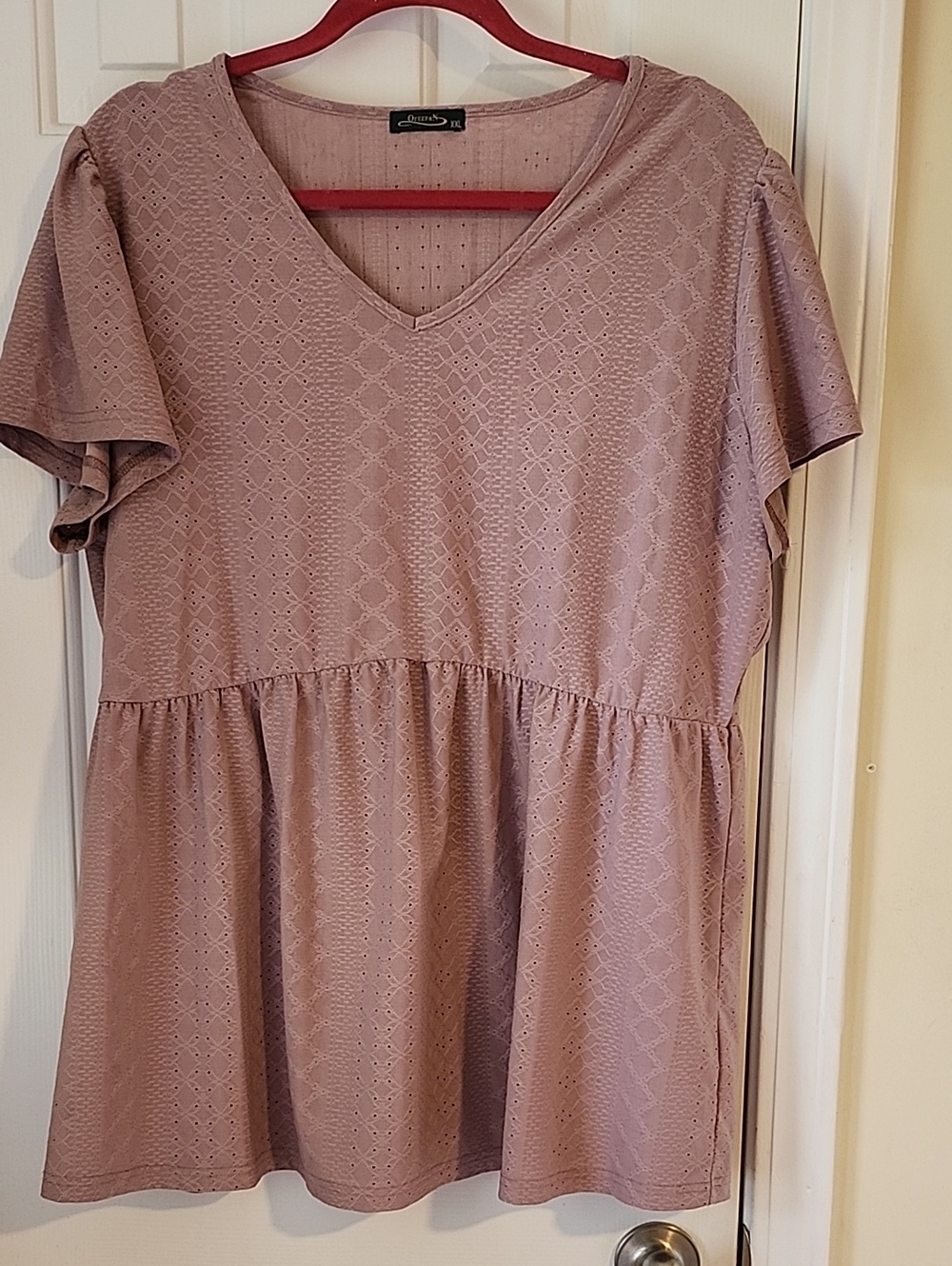 Eyelet V-Neck Babydoll Top in Dusty Mauve